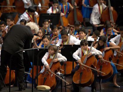 Simon Rattle durante el concierto de ayer en Salzburgo con los jóvenes de la Orquesta Sinfónica Nacional Infantil de Venezuela.