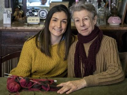 Paloma López, a la izquierda, voluntaria de la asociación Amics de la Gent Major, junto a Soledad Pérez.