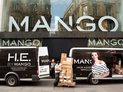Trabajadores descargan cajas en la tienda de Mango en Estambul 