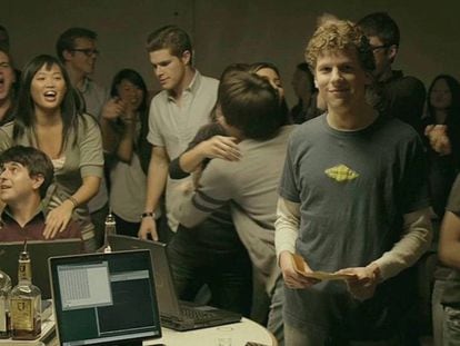 Jesse Eisenberg, como Mark Zuckerberg, dándole compulsivamente a la tecla en ‘La red social’.