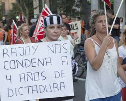 Miles de personas se han manifestado esta tarde en Palma de Mallorca contra los recortes de prestaciones sociales y derechos laborales y para exigir al Gobierno que consulte a la ciudadanía sobre su política de reducción del déficit.