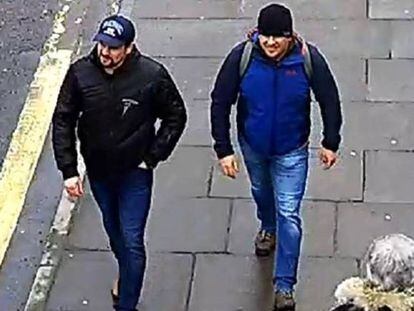 Los dos ciudadanos rusos sospechosos del envenenamiento al exespía ruso, Serguéi Skripal, y su hija Yulia, en una imagen tomada por una cámara de seguridad en Salisbury. En vídeo, comparecencia policial.