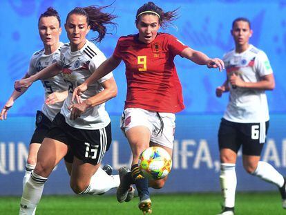 La delantera española, Mariona Caldentey, corre con el balón, perseguida por varias jugadoras del combinado alemán.