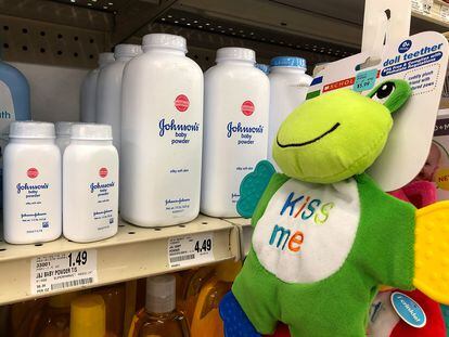 Envases de Johnson's Baby Powder, el nombre comercial de los polvos de talco de J&J, en un supermercado de San Francisco (California).