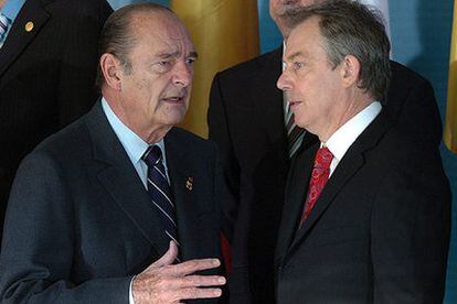 Dos de los líderes europeos más influyentes, el presidente Francés Jacques Chirac, y el primer ministro del Reino Unido, Tony Blair, charlan antes del inicio de la cumbre. Fuentes diplomáticas achacan a la pasividad británica el hecho de que los países árabes hayan enviado delegaciones de segunda fila a la cumbre.