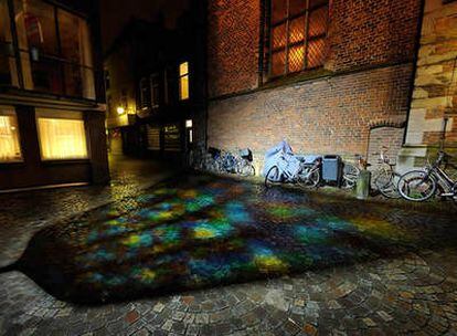 Luces de vidriera reflejadas en el suelo dentro del itinerario nocturno del Trajectum Lumen, Utrecht