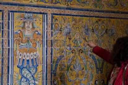 Azulejos pintados por Cristóbal de Augusta en el siglo XVI con motivos grutescos, en la Sala de las Bóvedas del Real Alcázar. A los lados de la cabeza del panel se lee 1578.