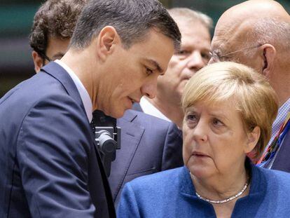 El presidente del Gobierno, Pedro Sánchez, junto a la canciller alemana Angela Merkel en Bruselas, el 18 de octubre.