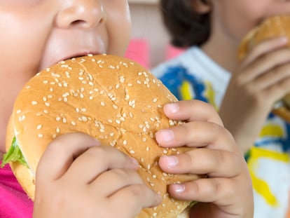 Niño y niña con hamburguesas - Novonordisk - El peso de la salud