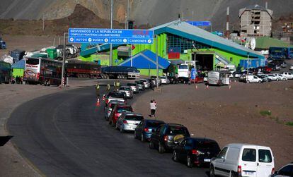 Coches argentinos cruzan la frontera con Chile el jueves, antes de la visita del papa Francisco. 