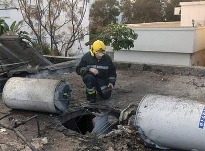 Un bombero observa el daño causado por un cohete sobre una vivienda de Naharía, al norte de Israel.