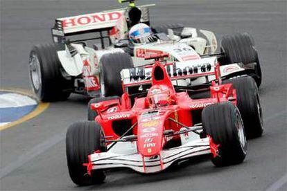 Michael Schumacher rueda por delante del piloto de Honda Davidson ayer en los entrenamientos.