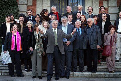 De izquierda a derecha en la primera fila, la escritora británica Barbara Nadel; Donna Leon; Anna Sallés, viuda de Vázquez Montalbán; la estadounidense-irlandesa Erin M. Hart; el alcalde de Barcelona, Joan Clos; José Manuel Lara, presidente del Grupo Planeta; Francisco González Ledesma; Petros Márkaris, y Carina Pons, de la Agencia Carmen Balcells; en segunda fila, David Barba, comisario del encuentro, y detrás, Marta Clari, responsable de las Bibliotecas Municipales de Barcelona; Antonio Lozano; entre otros, los franceses Thierry Jonquet y Jean-Christophe Grangé; la portuguesa Filipa Melo; Alicia Giménez Bartlett; Lorenzo Silva, y el alemán Derek Arjouni; en la última fila, Sergio Vila-Sanjuán; la rusa Alexandra Marínina; el noruego K. O. Dahl; Andreu Martín; el concejal de Cultura del Ayuntamiento de Barcelona, Ferran Mascarell; Xavier Moret, y J. C. Somoza.