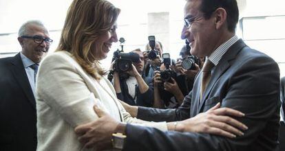 Susana D&iacute;az saluda al presidente de la CEA, Javier Gonz&aacute;lez de Lara, esta ma&ntilde;ana en M&aacute;laga.