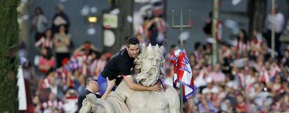 El capitán Antonio López coloca la bandera rojiblanca a Neptuno.