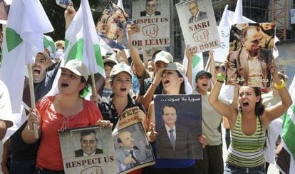 Manifestantes contra El Asad, ante la Embajada de Damasco en Beirut.