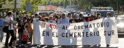 Vecinos de Carabanchel se manifiestan en contra del nuevo crematorio del Cementerio Sur.