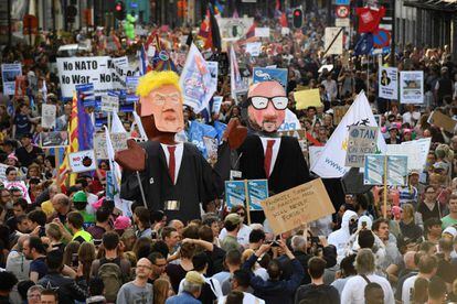 Manifestantes portan efigies del presidente Donald Trump (i) y del Primer Ministro belga, Charles Michel, durante una protesta contra el presidente de Bruselas.