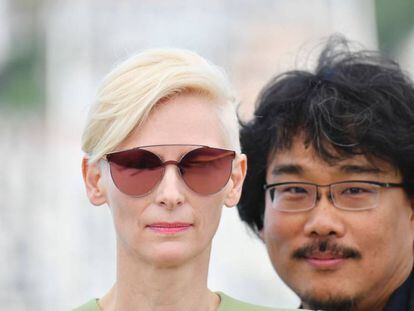 Tilda Swinton y Bong Joon-Ho, ante los fot&oacute;grafos esta ma&ntilde;ana en Cannes.