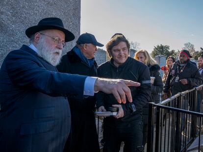 El presidente electo de Argentina, Javier Milei, visita la tumba del rabino Schneerson en el cementerio judío de Montefiore, al este de Nueva York. EFE/Ángel Colmenares