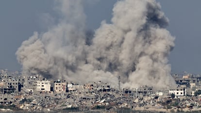 Humo sobre edificios en Gaza tras un bombardeo israelí.