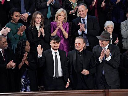 Desde la izquierda, en la fila de abajo de la tribuna de invitados, los padres de Tyre Nichols, Brandon Say, saludando, Bono, Paul Pelosi, y la embajadora de Ucrania, Oksana Markarova. En la fila de arriba se puede ver a la primera dama, Jill Biden.