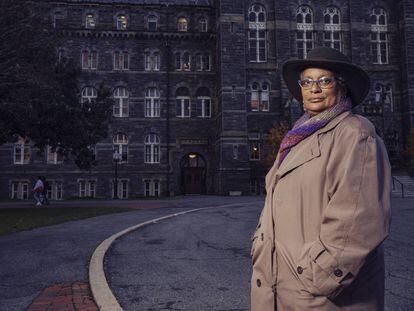 Melisande Short-Colomb, actual estudiante de 64 años en la Universidad de Georgetown. Sus ancestros fueron vendidos como esclavos por el presidente de la Universidad Thomas F. Mulledy en 1838.