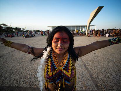 Una mujer indígena, en una manifestación en Brasil, en 2021.