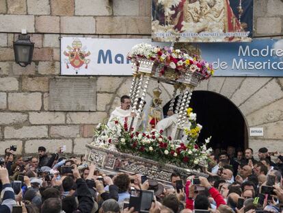 Momento en el que los anderos sacan a la Virgen de la Cabeza del templo sobre su trono.