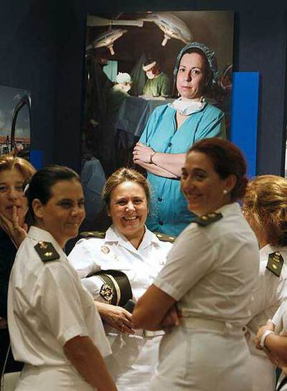 Un grupo de oficiales, ante una fotografía de la comandante médico Aurora Molina.