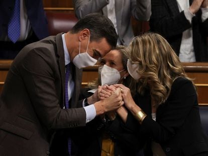 El presidente del Gobierno, Pedro Sánchez y las vicepresidentas Nadia Calviño (c) y Yolanda Díaz  después de que el pleno del Congreso de los Diputados votara a favor de la convalidación de la reforma laboral pactada por el Gobierno con los agentes sociales, este jueves en Madrid. EFE/Kiko Huesca