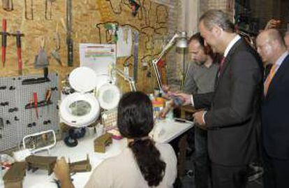 Fotografía facilitada por la Generalitat valenciana de su presidente, Alberto Fabra (2d), durante la visita  a la empresa de animación Clay Animation, en Ribarroja del Turia (Valencia). EFE/Archivo