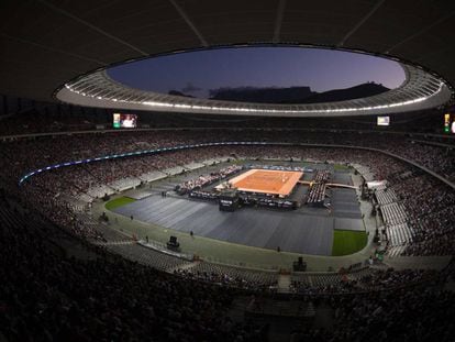 Vista general del Cape Town Stadium durante el duelo entre Nadal y Federer.