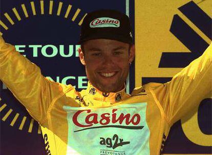 El danés saluda desde el podium vistiendo el maillot amarillo de líder de la carrera durante el Tour de 1998