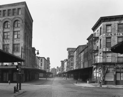 Calle Washington, vista hacia el norte desde la calle Chambers (1967). Las calles desiertas y los interiores de los edificios abandonados configuran el retrato de una ciudad fantasma vaciada de vecinos que fueron desalojados a la fuerza. |