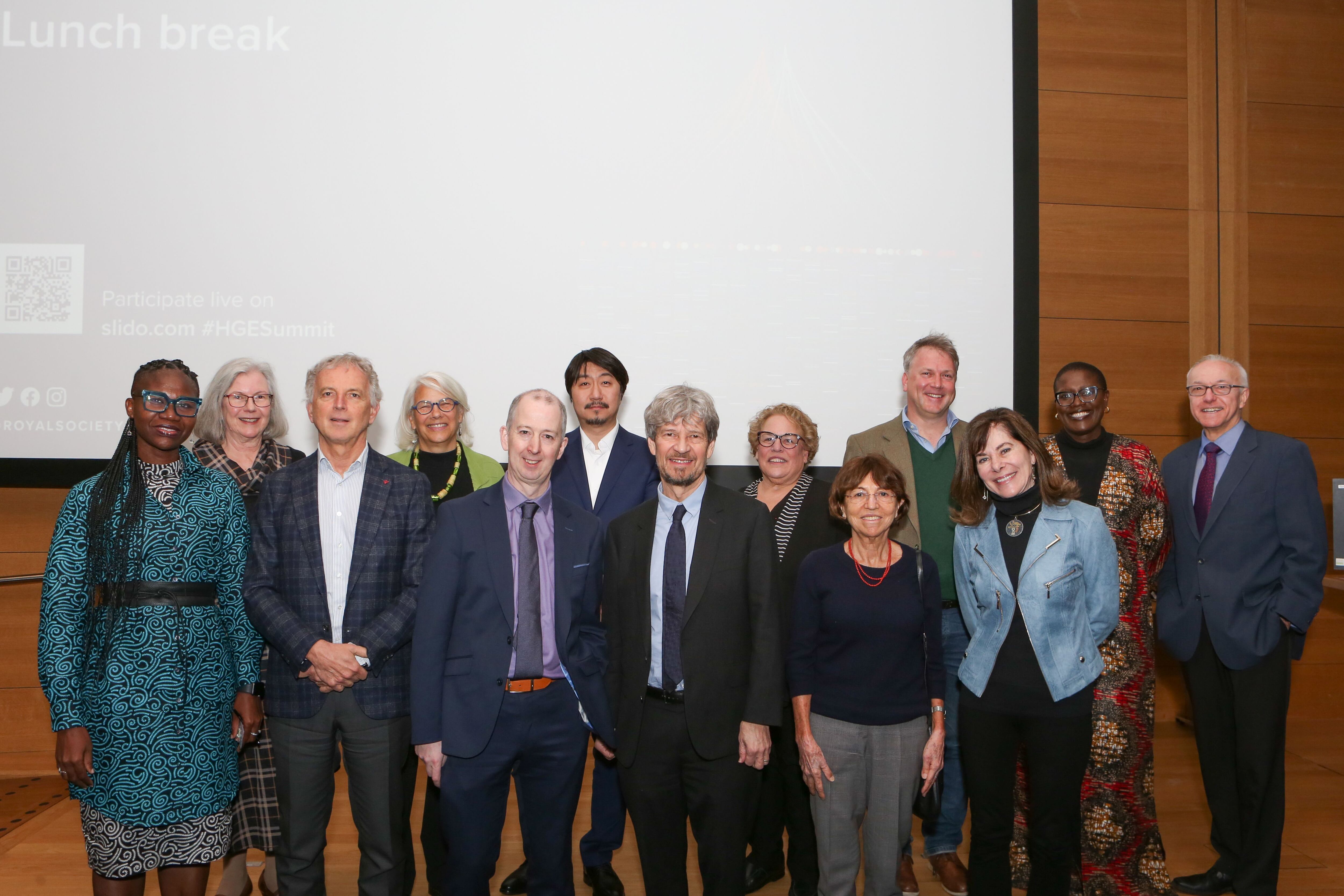 Robin Lovell-Badge, tercero por la derecha, junto al resto del comité organizador del III Congreso Internacional sobre Edición del Genoma Humano.