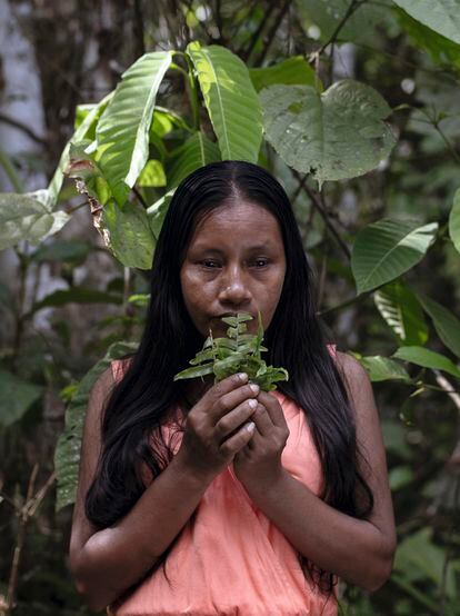 La líder indígena peruana Liz Chicaje Churay, fotografiada en las afueras de Iquitos, Perú.