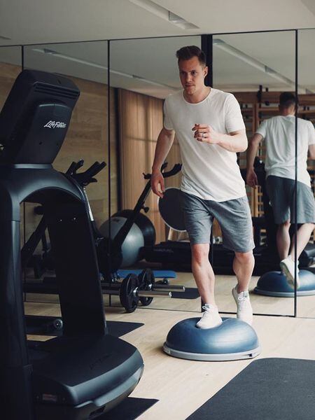Ter Stegen se entrena en su gimnasio de casa.