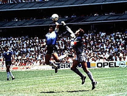 Maradona y 'la mano de Dios' ante Inglaterra en México 86.