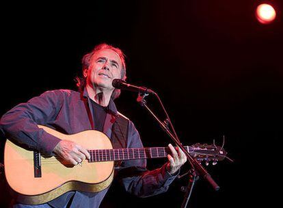 Joan Manuel Serrat, en un momento de su actuación de ayer en el teatro Circo Price ante 1.500 personas.