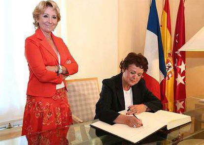 La ministra francesa de Vivienda, Christine Boutin, firma en el Libro de Honor ante Aguirre.