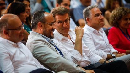 Feijóo mira al presidente del PP de Cataluña, Alejandro Fernández (los dos en el centro de la imagen), el pasado 23 de julio, en un acto del partido en Barcelona.