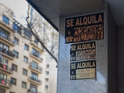 Anuncios de alquiler a la entrada de un edificio en Madrid, en una imagen de archivo.