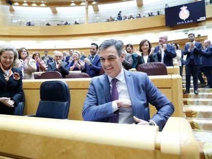 El presidente del Gobierno, Pedro Sánchez, y la vicepresidenta Nadia Calviño, en el pleno del Senado, este martes en Madrid.