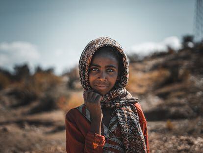 Una mirada pura (travesía de Wukro a Adigrat, 4 de diciembre de 2019). Retrato de una niña de nueve años que apareció entre unas colinas. Iba separada de su grupo de amigas. Era una niña tímida y reservada, pero con una mirada curiosa y sincera.