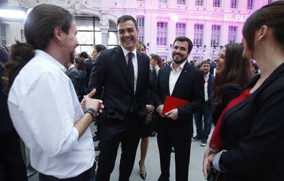 El líder socialista, Pedro Sánchez, bromea con el secretario general de Podemos, Pablo Iglesias, en presencia de Alberto Garzón, de IU.