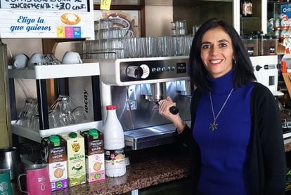 Ángeles Domingo, en su cafetería El Patio, en La Zubia (Granada).