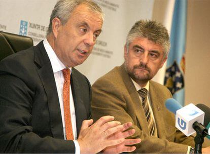 El conselleiro de Medio Ambiente, Manuel Vázquez, y el presidente de la Fegamp, Carlos Fernández.