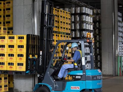 Trabajador en una fábrica de refrescos.