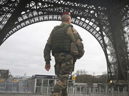 Un soldat patrulla a la zona de la torre Eiffel el 10 de gener.